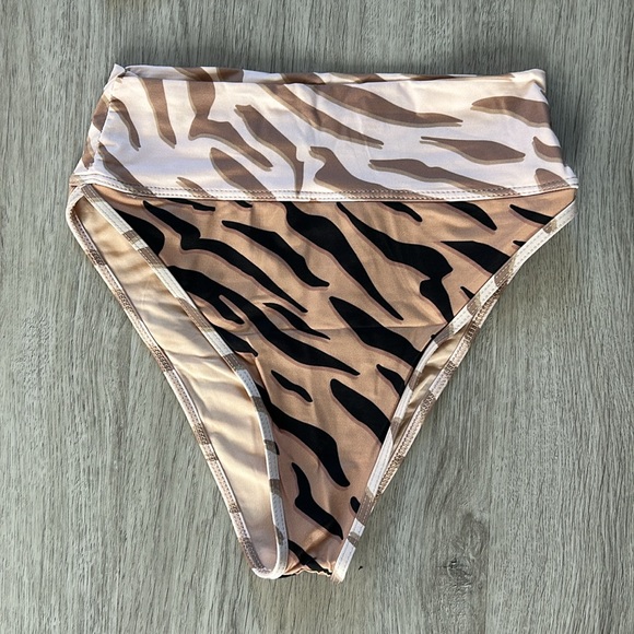 MOVING SALE! Beach Riot Emmy Bottom in Chapman Zebra - Like New! - Picture 5 of 9